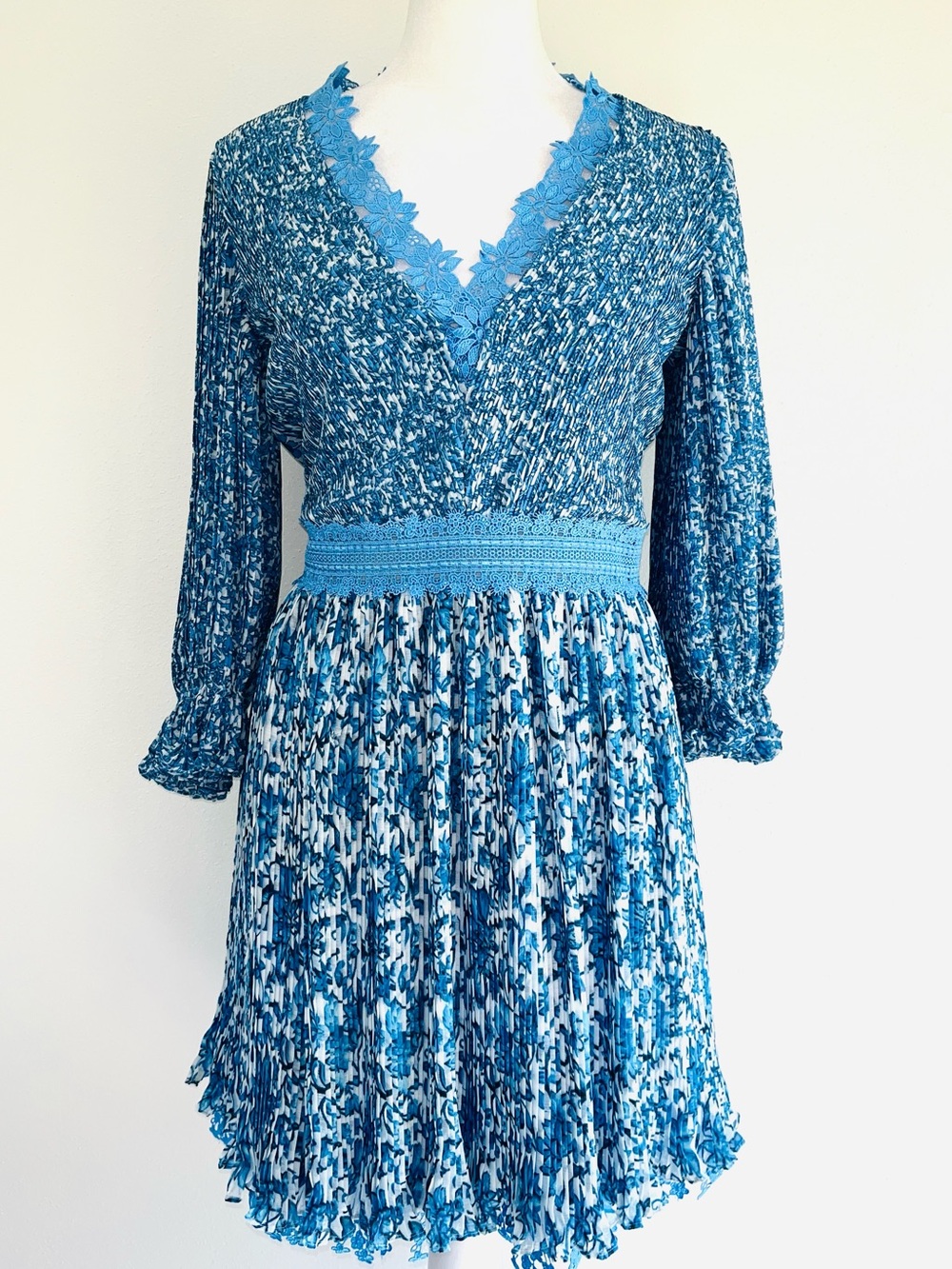 Alice + Olivia Ladies Jonna Pleated Deep V-Neck Dress Floral Lace Blue EUC SZE 2